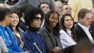 Prince, en un partido de los Warriors.