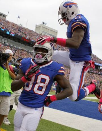 Los jugadores de los Buffalo Bills, Marquise Goodwin (88) y T.J. Graham (11) celebran un tanto.