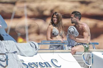 Messi, Luis Suárez y Cesc en sus vacaciones familiares en Ibiza.