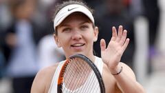 La tenista rumana Simona Halep celebra su victoria contra la tenista japonesa Naomi Osaka durante el partido de segunda ronda del Torneo de tenis de Roma.