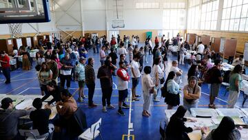 Valparaiso, 26 de octubre 2024.
Con una gran participacion se llevan a cabo las elecciones municipales y de gobernadores regionales en el colegio Pumahue de Valparaiso.
Raul Zamora/Aton Chile