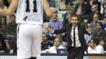 El entrenador de Bilbao Basket Sito Alonso (d) da instrucciones al ala-pívot montenegrino Marko Todorovic (i), durante el partido frente al UCAM Murcia.