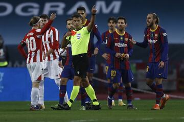 Lionel Messi no la tuvo fácil, pues todo el encuentro fue asediado por los rivales, visitó el césped en varias ocasiones y sufrió la primera expulsión de su carrera con el Barcelona.