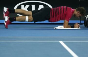 Wawrinka calienta mientras Federer se encontraba en el tunel de vestuarios.