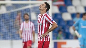 Aduriz, que aún no ha marcado, se lamenta tras uno de los goles encajados en el Mapei.