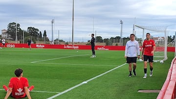 09-12-25. DUBASIN SE RETIRA DEL CAMPO JUNTO AL MÉDICO DEL SPORTING EN UN ENTRENAMIENTO.