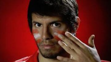 <b>KUN YA SE PONE LAS PINTURAS DE GUERRA</b>. Ag¨¹ero est¨¢ ya concentrado en el partido ante el Sevilla. El argentino se pone las pinturas de guerra para el encuentro. La ¨²ltima batalla del a?o le puede dar al Atl¨¦tico un hist¨®rico doblete.