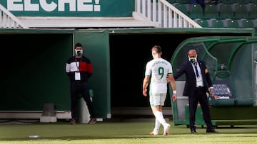 GRAF6838. ELCHE, 28/11/2020.- El delantero del Elche C.F. Lucas Boy&eacute; se retira expulsado durante el partido de LaLiga ente el Elche y el C&aacute;diz celebrado, este s&aacute;bado, en el estadio Mart&iacute;nez Valero en Elche. EFE / Ram&oacute;n