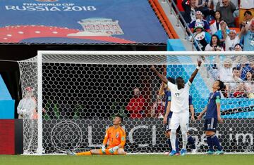 El portero japon¨¦s Eiji Kawashima se lamenta del primer gol de Senegal.