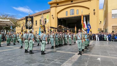 La Legión protagoniza cada Semana Santa en Málaga el traslado del Cristo de la Buena Muerte, un acto que simboliza la unión entre tradición militar y fervor popular, y que se ha convertido en una de las imágenes más reconocibles de la unidad.