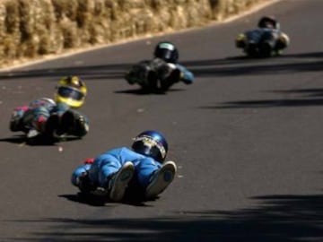 Viene a ser como el luge que se practica en los Juegos Olímpicos de invierno, pero sobre asfalto. Cada participante desciende con un trineo de unos 2 metros de largo y 40 centímetros de ancho con la gravedad como único empuje. Se alcanzan los 100 kilómetr