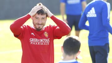 Cristian &Aacute;lvarez, en un entrenamiento del Real Zaragoza, vuelve al Anxo Carro, donde marc&oacute; un gol la pasada temporada.