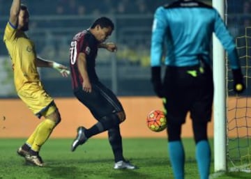 Carlos Bacca anota su octavo gol con el Milan 