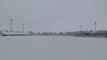 Estadio de Los Prados de Parla, completamente cubierto de nieve el s&aacute;bado 9 de enero de 2021.