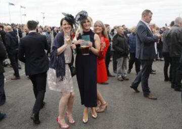 Grand National: Ladies' Day elegance from Aintree