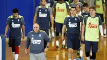 Laso sale a la cancha de entrenamiento de Pozuelo delante de los jugadores.