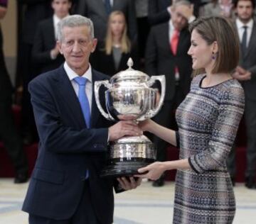 Gonzalo Marín, padre de la campeona del mundo de bádminton Carolina Marín, recoge de manos de la Reina el 'Premio Reina Letizia'.

