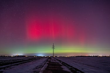 La aurora boreal brilla en el cielo nocturno sobre la Baja Baviera, Alemania. 