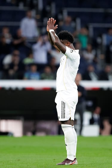 Vinicius, tras marcar el segundo gol, hizo el gesto claro de llevarse las manos al pecho y levantar las palmas, una señal habitual de disculpa dirigida a la grada, sin una celebración efusiva. El gesto fue interpretado como una disculpa por momentos anteriores del partido y por la tensión con parte del público del Bernabéu, que venía pitándole antes del gol. En el momento del gesto de perdón, se escuchó una mezcla de aplausos y silencio, con algunos pitidos aislados que se fueron apagando poco a poco.