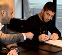 Luis Suárez firma la renovación de su contrato con el Barça