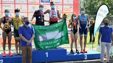 El triatleta albacete&ntilde;o David Castro posa en el podio tras proclamarse campe&oacute;n de Espa&ntilde;a en los campeonatos celebrados en Banyoles.