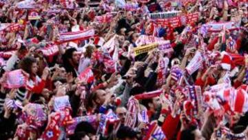<b>APOYO. </b>Aficionados del Atlético en las celebraciones del pasado jueves en la fuente de Neptuno.