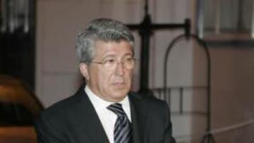 El Atlético parte hacia Liverpool con Enrique Cerezo a la cabeza