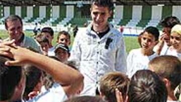 <B>DEJAD QUE LOS NIÑOS SE ACERQUEN A MÍ...</B> Portillo disfrutó con los 120 niños manchegos que alucinaron con sus malabarismos con el balón y con sus respuestas.