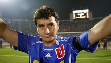 Con 213 goles es el segundo máximo goleador en torneos nacionales. Sus mejores años los vivió en la Universidad de Chile.