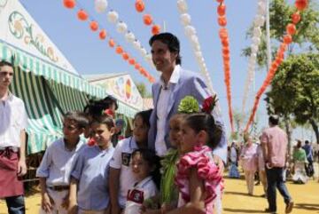 Emery entrenador del Sevilla fotografiándose con seguidores en la Feria de Abril