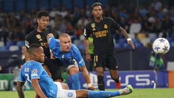 Napoli (Italy), 03/10/2023.- Real Madrid's midfielder Jude Bellingham (2-R) in action to score the 1-2 goal during the UEFA Champions League group C soccer match between SSC Napoli and Real Madrid, in Naples, Italy, 03 October 2023. (Liga de Campeones, Italia, Nápoles) EFE/EPA/CESARE ABBATE
