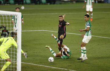 JugJugada del penalti. Marc Bartra toca el balón con el brazo en una disputa con Borja Mayoral. El árbitro, tras revisar la  acción en el VAR, señaló los once metros.