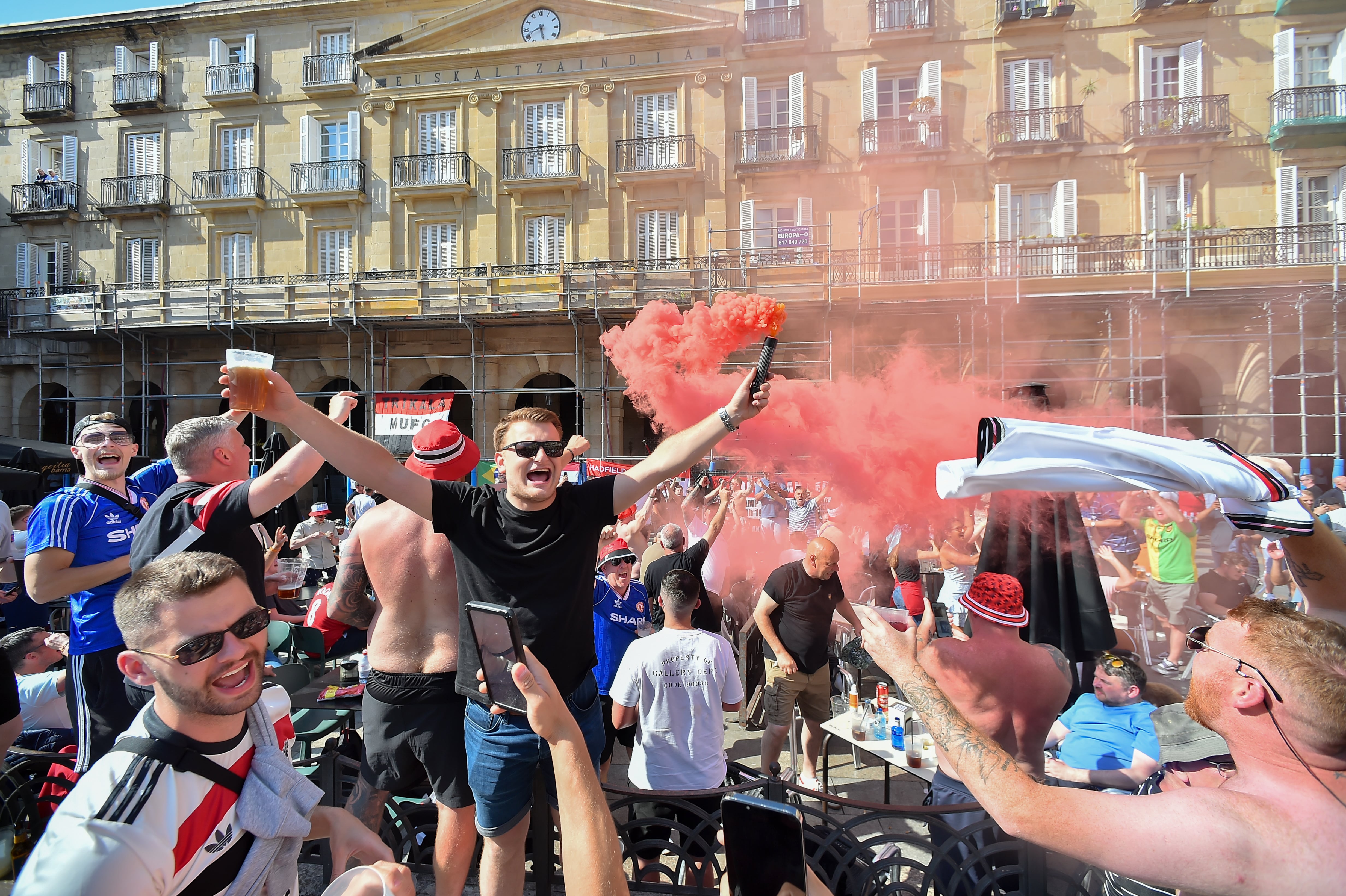 Los colores del Tottenham y Manchester United tiñen las calles de Bilbao