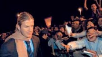 <b>ACLAMADO.</b> El Madrid fue recibido con cariño. Beckham llegó protegido contra el frío.