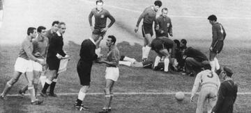 Momento en el que Ken Aston expulsa al italiano David, mientras un jugador chileno es atendido en el suelo, en el Chile-Italia de 1962 que se conoce como La Batalla de Santiago.