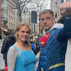 A falta de fútbol, Guidetti disfruta del Carnaval vestido de Superman