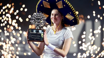 Cristina Bucsa, con el trofeo de campeona en Mérida.