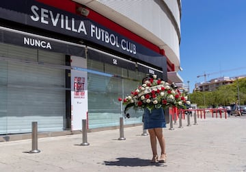 Personalidades, familiares, amigos y aficionados podrán despedir esta tarde al futbolista, que este sábado perdió la vida en un accidente de tráfico cuando regresaba a Utrera tras entrenarse en Almendralejo.
