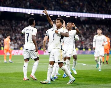 4-0. Rodrygo celebra el cuarto gol que marca en el minuto 49 de partido. El Real Madrid marca dos goles en un minuto.