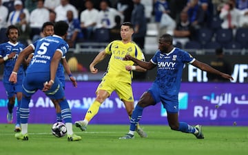 El rival directo de Al-Hilal es el Al-Nassr FC, donde juega Cristiano Ronaldo y tambi¨¦n de Riad.
Este enfrentamiento se conoce como el Cl¨¢sico de Riad, y es uno de los duelos m¨¢s intensos del f¨²tbol saud¨ª y asi¨¢tico, con gran rivalidad hist¨®rica y enfrentamientos decisivos tanto en liga como en torneos nacionales e internacionales.