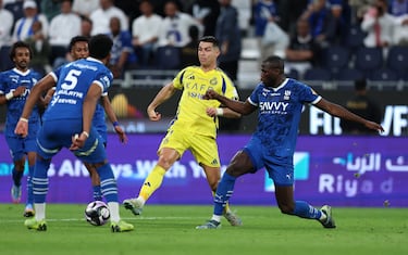 El rival directo de Al-Hilal es el Al-Nassr FC, donde juega Cristiano Ronaldo y también de Riad.

Este enfrentamiento se conoce como el Clásico de Riad, y es uno de los duelos más intensos del fútbol saudí y asiático, con gran rivalidad histórica y enfrentamientos decisivos tanto en liga como en torneos nacionales e internacionales.