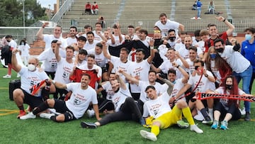 Los jugadores y el cuerpo t&eacute;cnico del Uni&oacute;n Adarve celebran el ascenso a Segunda Divisi&oacute;n RFEF sobre el c&eacute;sped artificial del Vicente del Bosque.