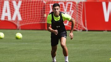 Nehuén Pérez, en un entrenamiento con el Granada. N
