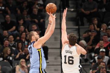 Marc Gasol lanza ante la presencia de su hermano Pau Gasol.