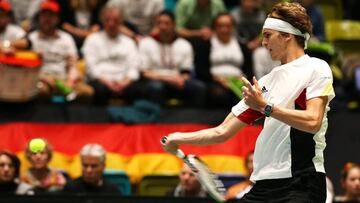 Alexander Zverev devuelve una bola durante su partido ante Steve Darcis en la eliminatoria de Copa Davis entre Alemania y B&eacute;lgica.