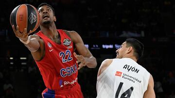 Cory Higgins lanza ante la mirada de Gustavo Ay&oacute;n durante el partido de la Final Four entre el Real Madrid y el CSKA Mosc&uacute;.