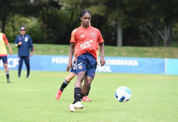 La Selección Colombia Femenina Sub 17 trabaja en Bogotá previo a su viaje a Uruguay, el próximo viernes 25 de febrero. El equipo nacional debutará en el Sudamericano ante Perú.