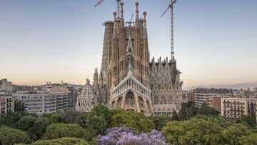 Aun sin haber acabado, el famoso templo diseñado por Antonio Gaudí ha conseguido el título de Patrimonio de la Humanidad, se ha convertido en uno de los monumentos más visitados en España y, tal y como desvelan los últimos datos, también es la construcción más 'instagrameada'. La Sagrada Familia, que se considera el máximo exponente de la arquitectura modernista catalana, atrapa tanto a los visitantes que entran como a los que la disfrutan desde fuera.
