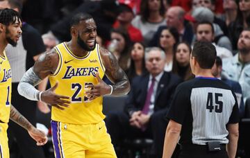 LeBron James debuta con los Lakers con derrota