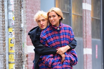 A finales de 2019 comenz¨® una relaci¨®n sentimental con Anwar Hadid, hermano de las modelos Gigi y Bella Hadid.